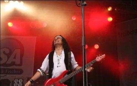 Kev Moore - live concert photo!